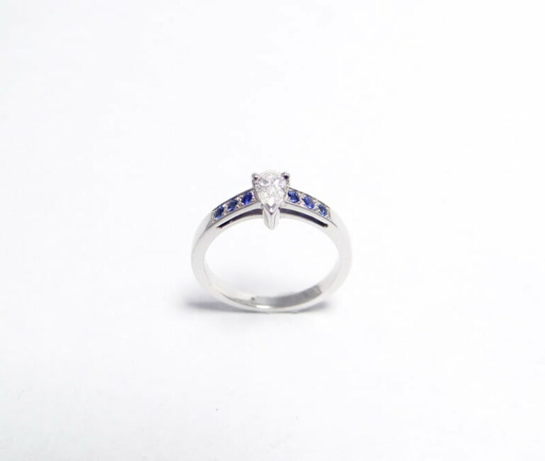 Bague diamant poire saphirs or 18 carats