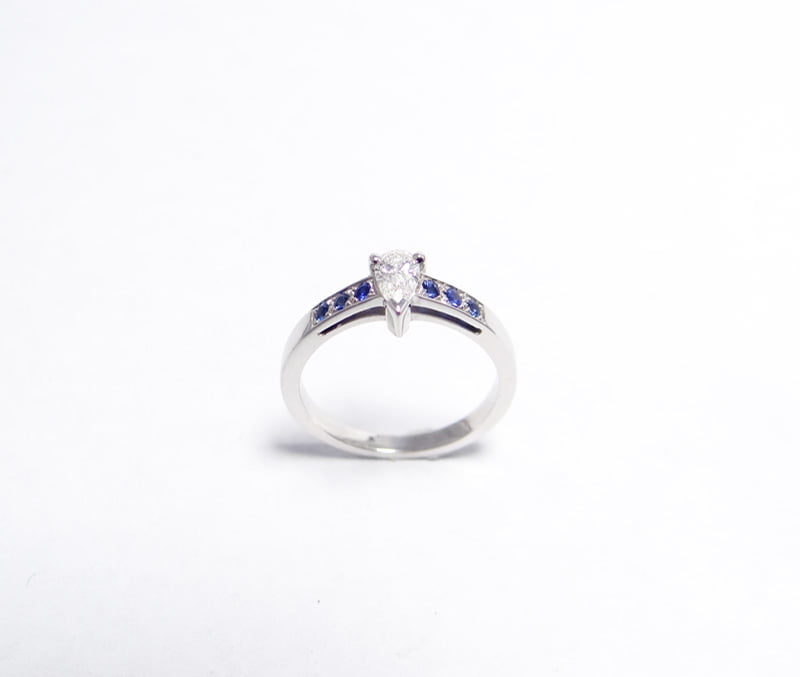 bague fiançailles diamant poire au centre saphir rond petit serti sur le corps monture en or blanc 18 carats rhodié