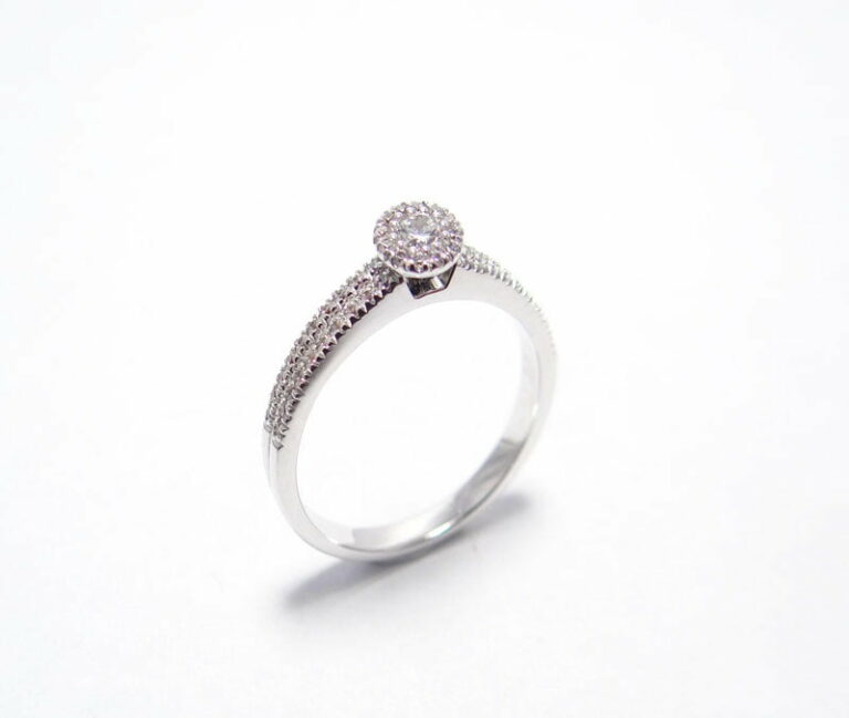 Bague solitaire or blanc 18 carat serti de diamants 0.30 ct.
