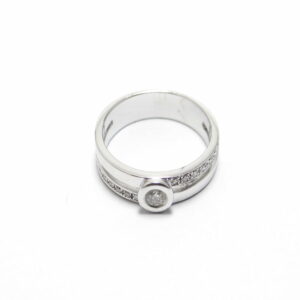 bague en or blanc et diamants