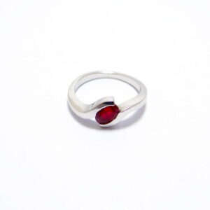 bague vague en or blanc avec un rubis en semi clos ovale