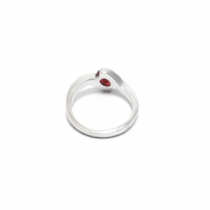 bague rubis ovale 7/5mm monté sur bague en or blanc