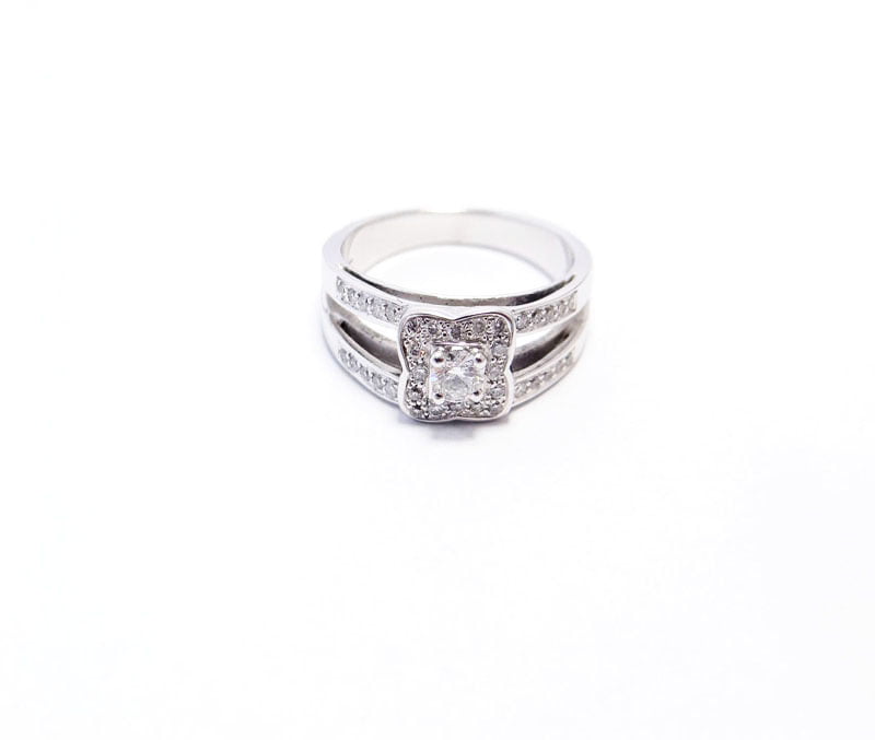 bague trèfle serti de diamants en or blanc 18 carats rhodié