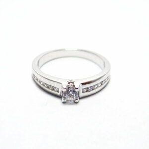 bague en or blanc 18 carats serti de diamants