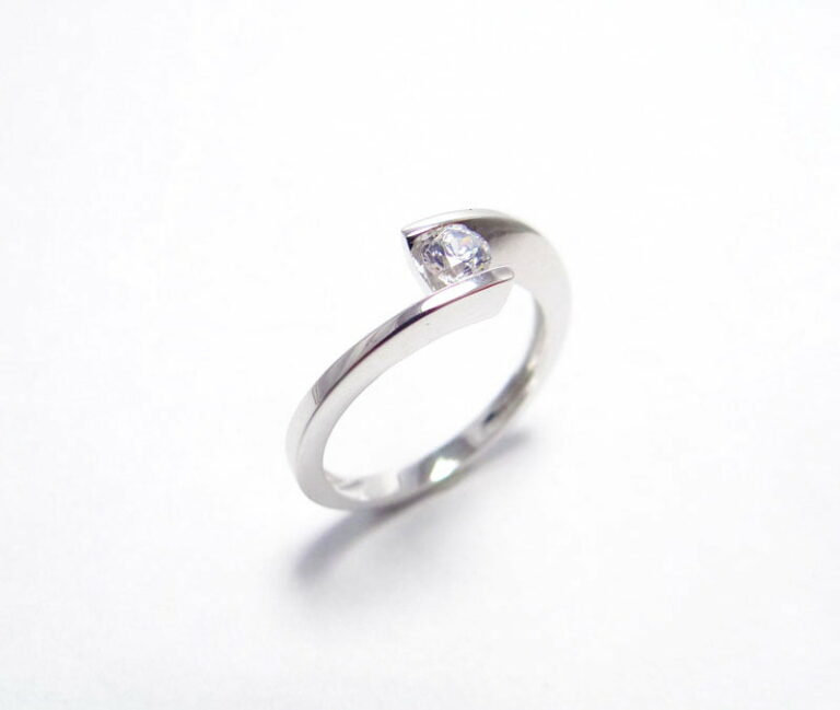 solitaire diamant 0.30 ct or blanc 18 carats