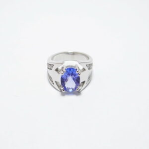 bague or blanc 18 carats moderne avec tanzanite ovale et diamants sur le corps de bague