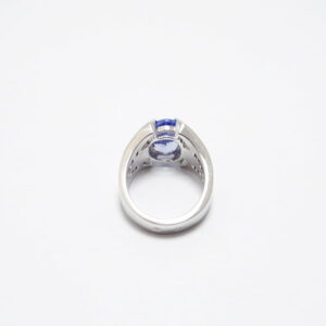 bague or blanc 18 carats tanzanite ovale et diamants sur le corps