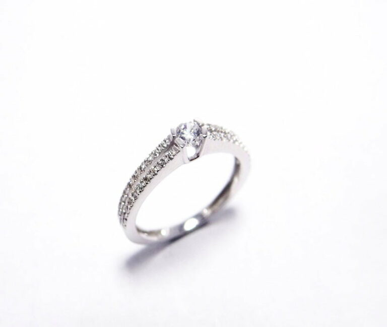 Bague solitaire or blanc 18 carats serti de diamants 0.30 ct.