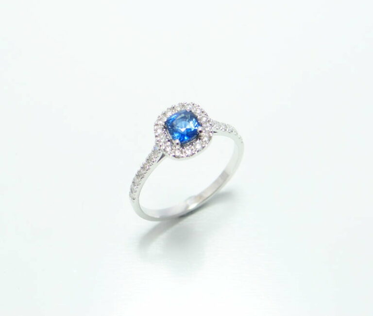 Bague or blanc 18 carats, Saphir Ceylan, diamants.