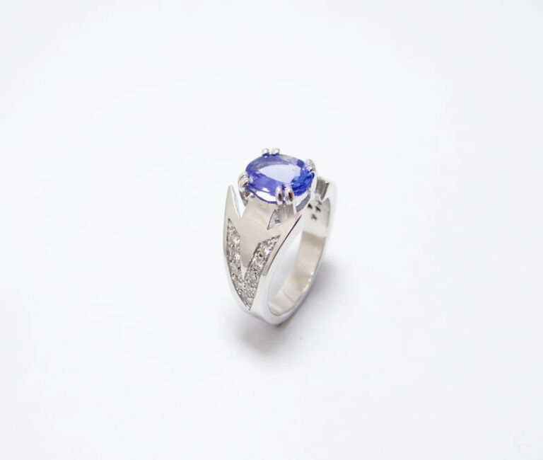 Bague  tanzanite  pavage de diamants, or blanc