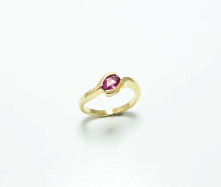 Bague or jaune 750 et saphir rose.