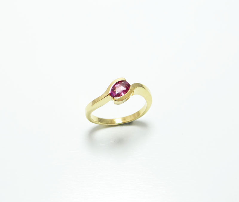 bague or jaune 18 carats avec un saphir rose ovale