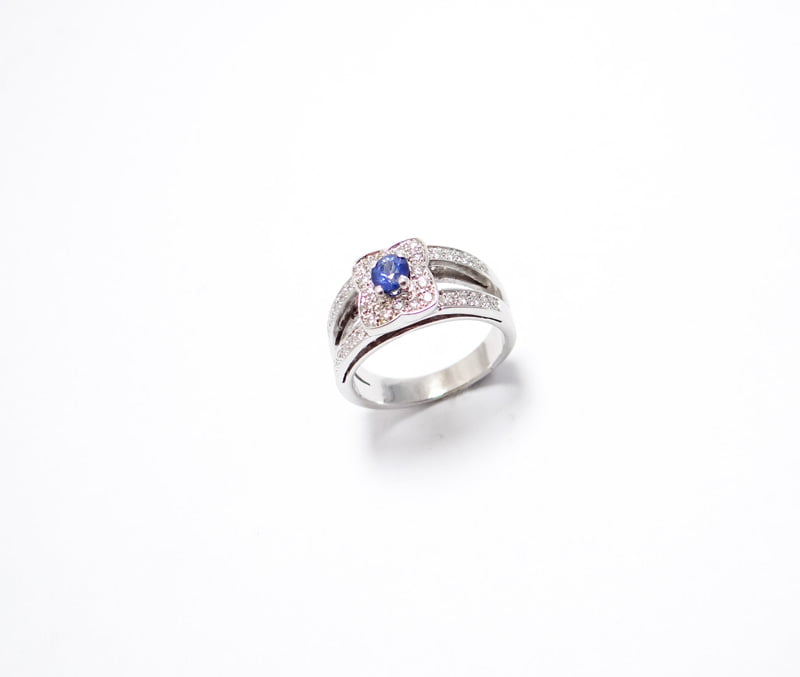 bague saphir bleue et diamants en forme de trèfle en or blanc