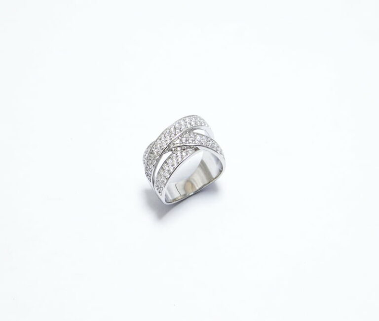 Bague argent 925 et pavage d’oxydes de zirconium.