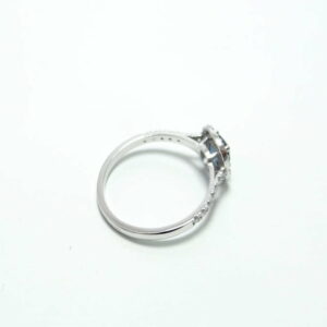 bague en or blanc diamants et saphir coussin petit