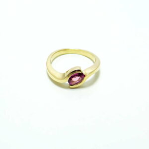 saphir or rose serti en semi clos sur une bague en or jaune