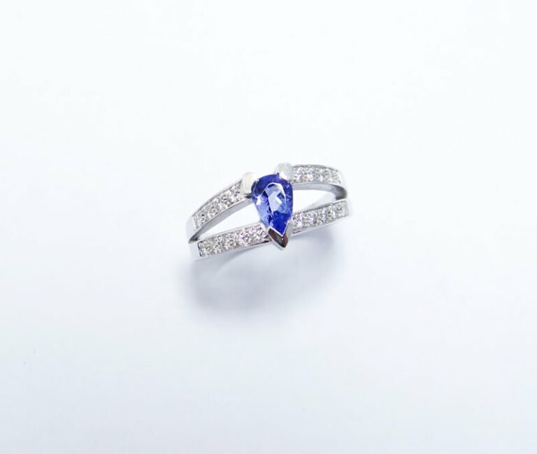 Bague tanzanite poire et diamants, or blanc 18 carats