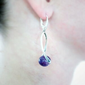 boucles d oreilles argent avec une boule en amethyste