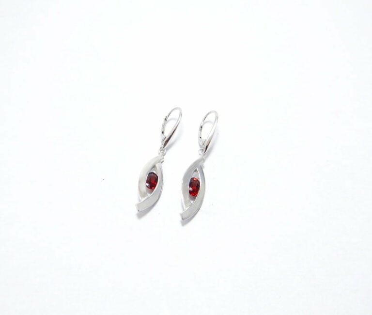 Boucles d’oreilles grenat pyrope en argent 925.