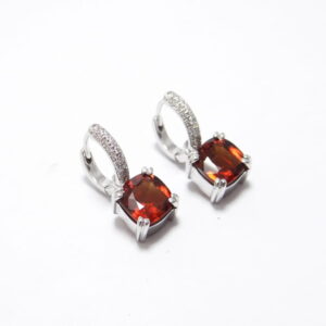 boucles d oreilles or blanc 18 carats pavage diamants et deux grenat hessonites taille coussin