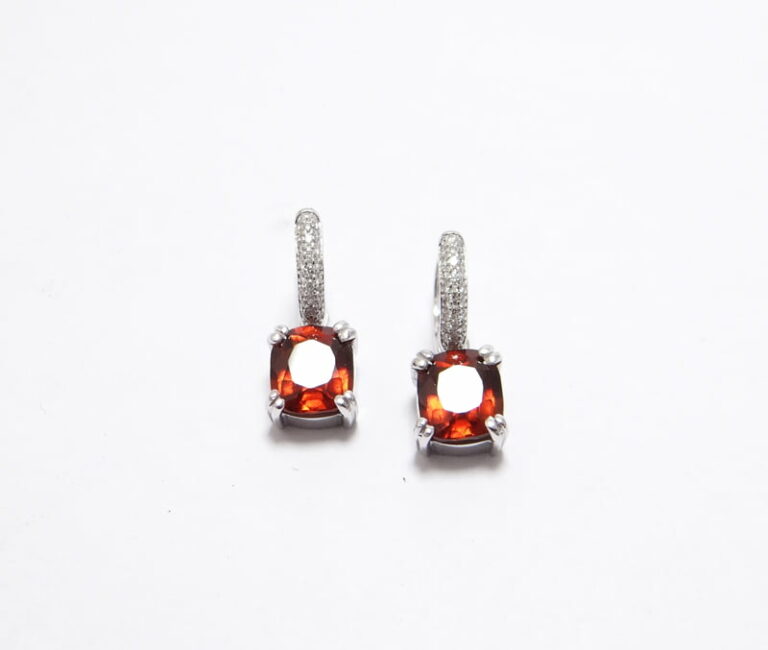 Boucles d’oreilles diamants et grenat hessonite, or blanc