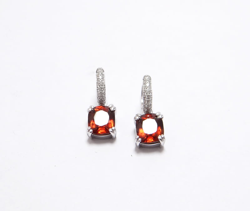 boucles d oreilles or blanc diamant et grenat hessonite coussin