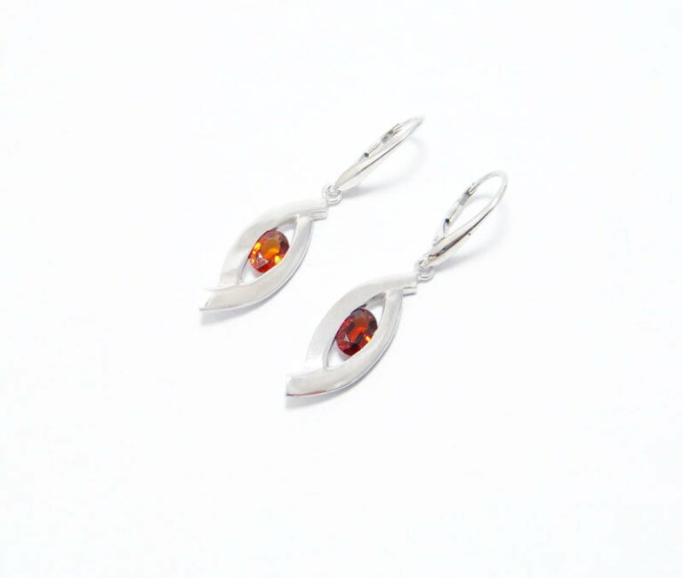 Boucles d’oreilles grenat spessartite en argent 925.