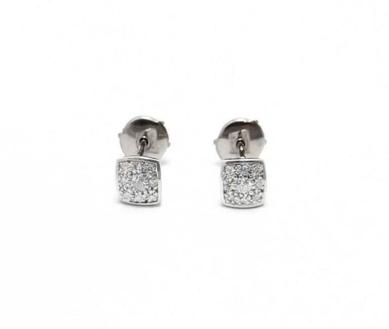 Boucles d’oreilles or blanc diamants.