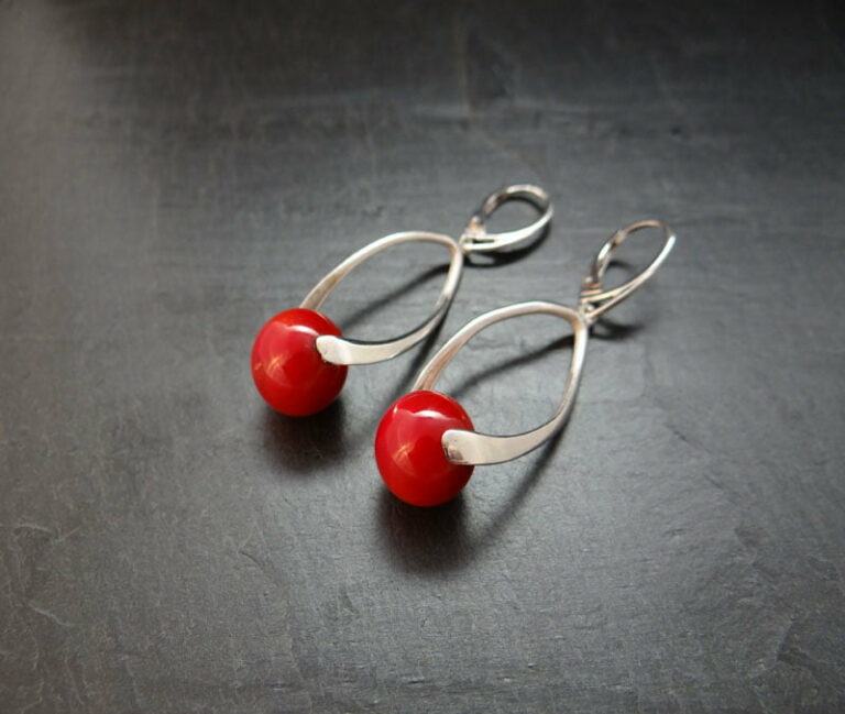 Boucles d’oreilles argent 925/1000 et pierre rouge.