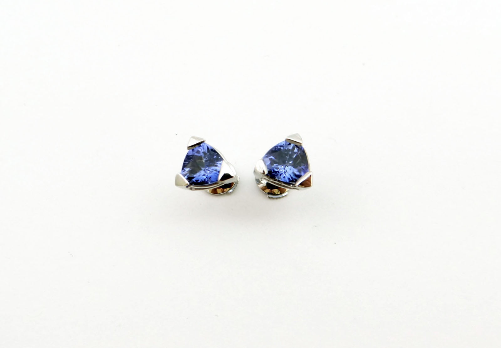 boucles d'oreille tanzanite troida de forme triangle monture or blanc 18 carats