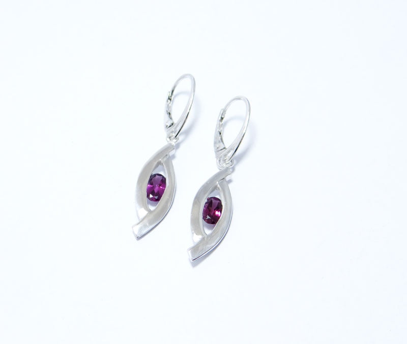 grenat rhodolite ovale serti sur boucles d oreilles argent