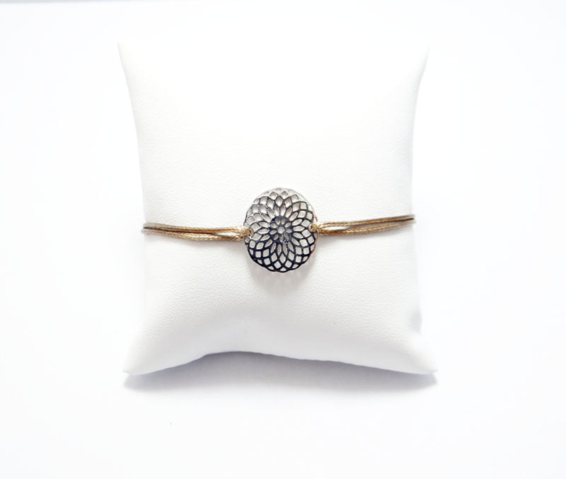 bracelet cordon ciré beige et rosace en or blanc 18 carats