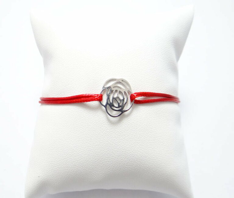 Bracelet rose en or 18 carats et cordon polyester ciré.