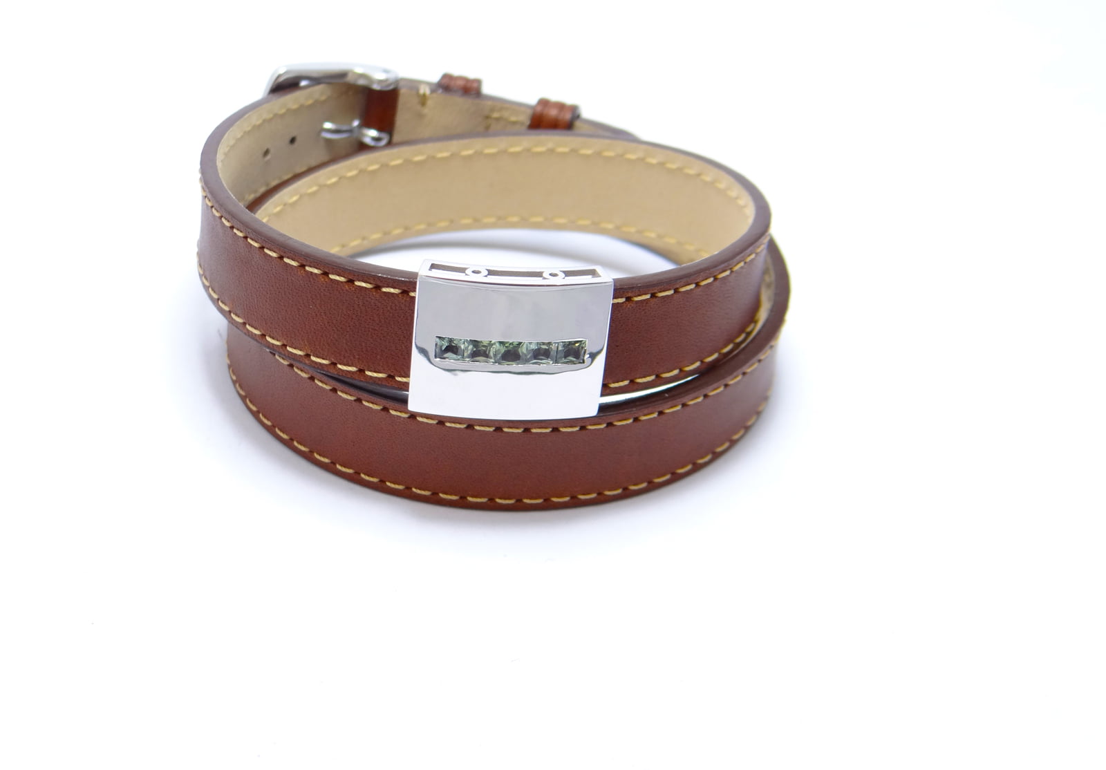 bracelet cuir laniere double tour couleur beige avec un piece coulissante en or blanc 18 carats serti de 5 saphirs carré serti rail