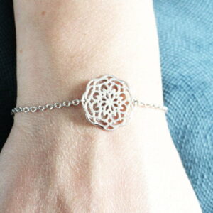 bracelet argent avec une rosace