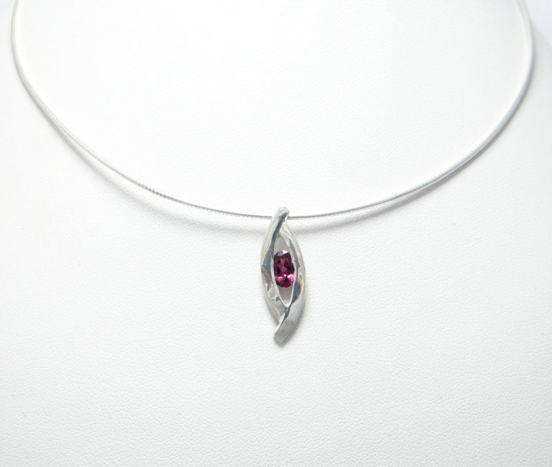 grenat rhodolite monté sur argent collier