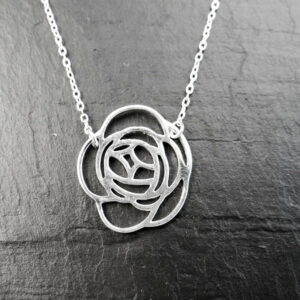 collier en argent en forme de rose