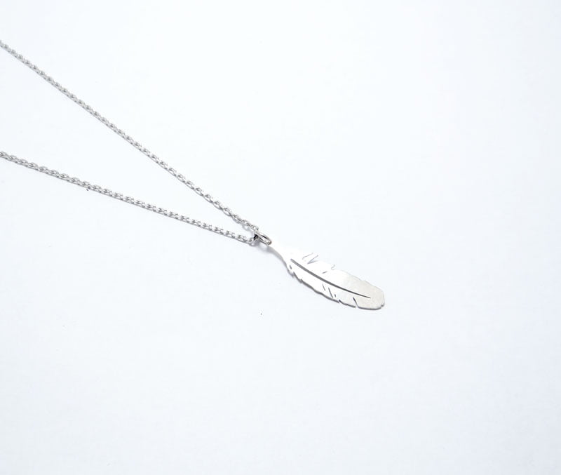 collier en argent plume