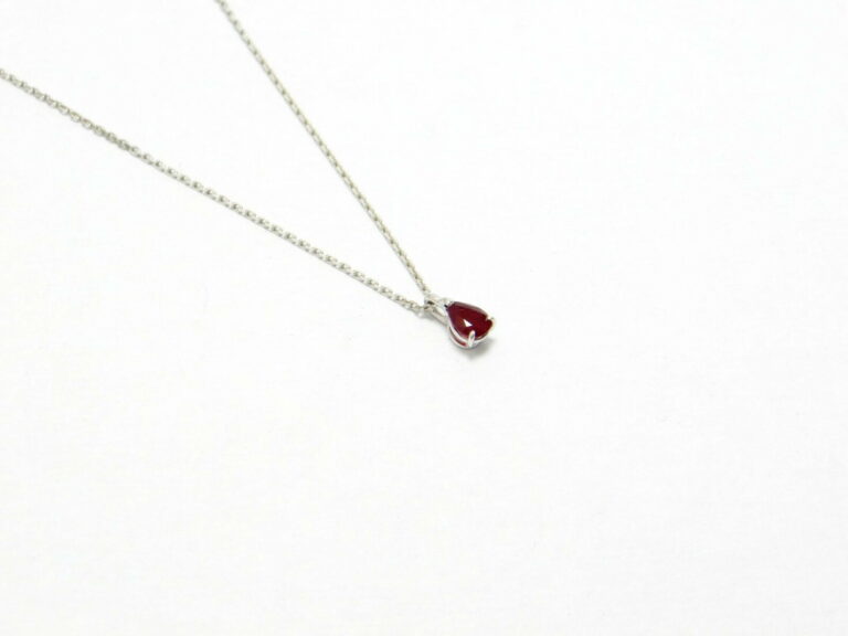 Collier solitaire rubis  0.60 carats  or blanc  750.