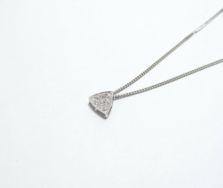 Collier or blanc 18 carats, pendentifs pavage diamants.