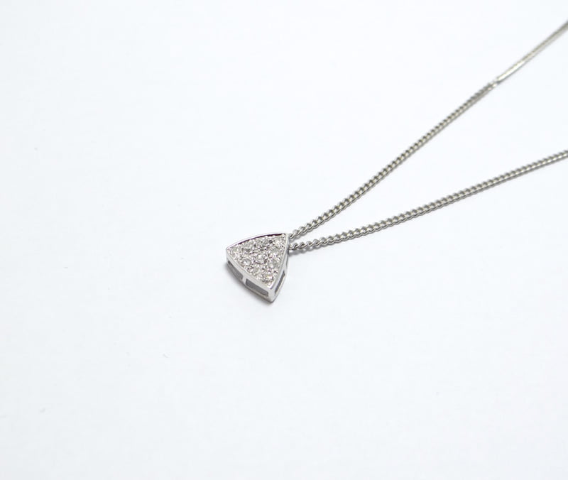 pendentif triangle pavage diamants en or blanc 18 carats avec chaine gourmette