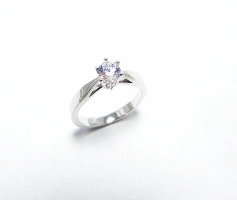 Solitaire diamant de 0.50 ct or blanc 18 carats