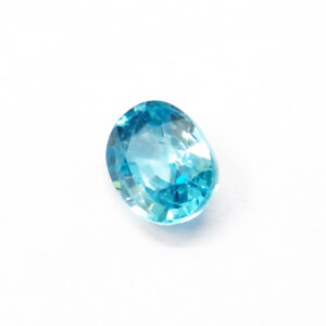 zircon bleu avec des reflets vert de forme ovale