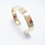bracelet en or jaune 18 carats ouvert massif effet martelé