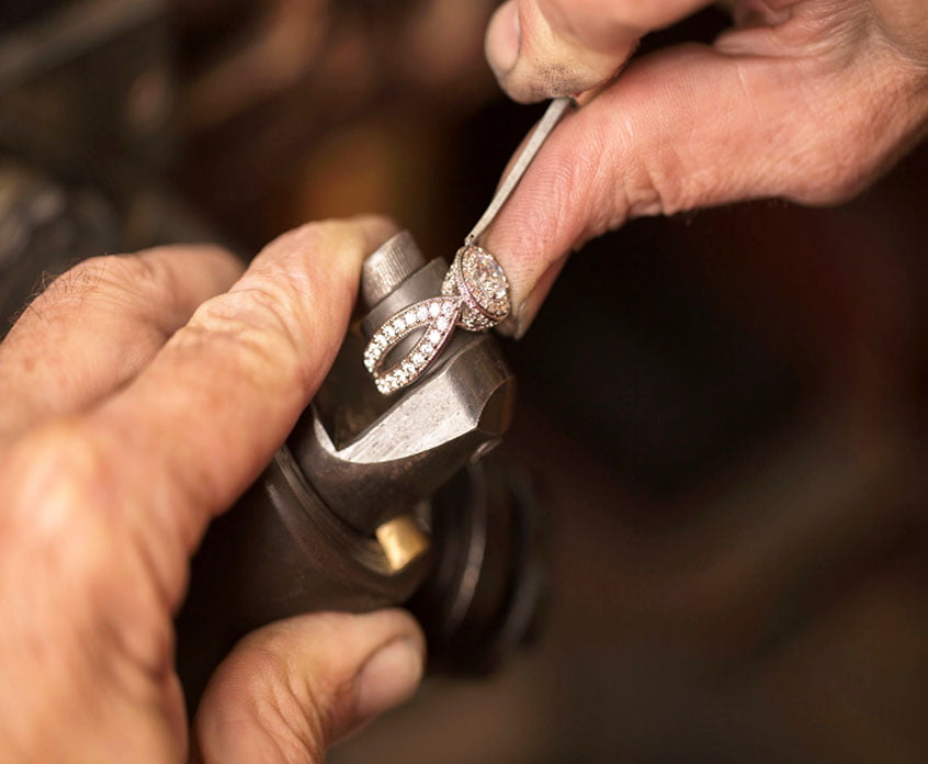 sertissage d'une bague en or blanc avec diamants taillés