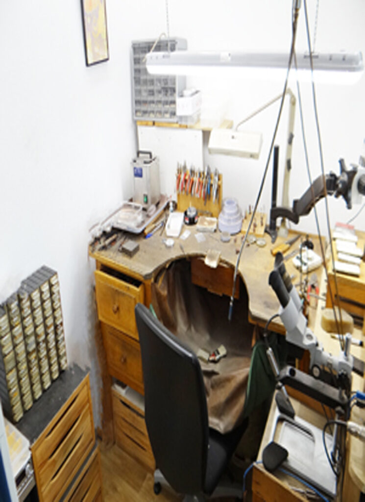 l'établi du joaillier de la boutique maupas-sehikyan avec tous ces outils et chalumeau pour fabriquer les bijoux sur place