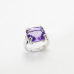 bague en argent avec une améthyste coussin serti sur griffes
