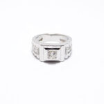 bague tank ancienne en or blanc serti de diamants carré sur les cotes et rond au centre