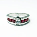 bague de naissance rubis serti rail et oxyde de zirconium en or blanc