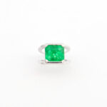 bague émeraude taille émeraude 2 carats serti en semi clos monture or blanc